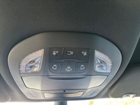 Used 2025 Chrysler Pacifica Select image 24