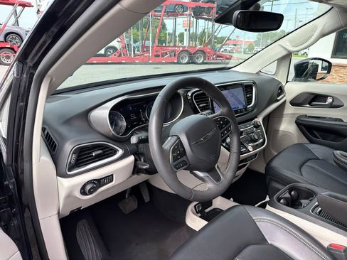 Used 2024 Chrysler Pacifica Touring-L FWD image 3