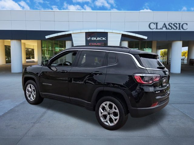 Used 2025 Jeep Compass Latitude AWD/4WD image 6