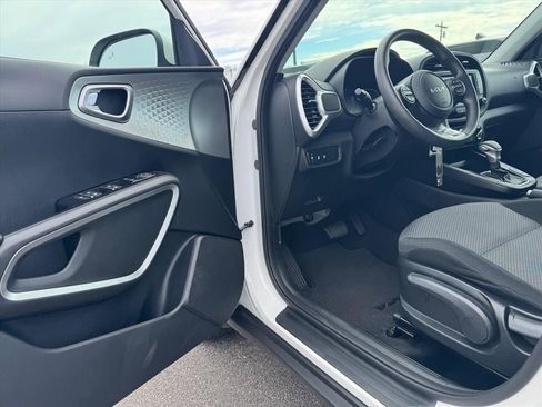 Used 2023 Kia Soul LX w/ LX Technology Package image 12