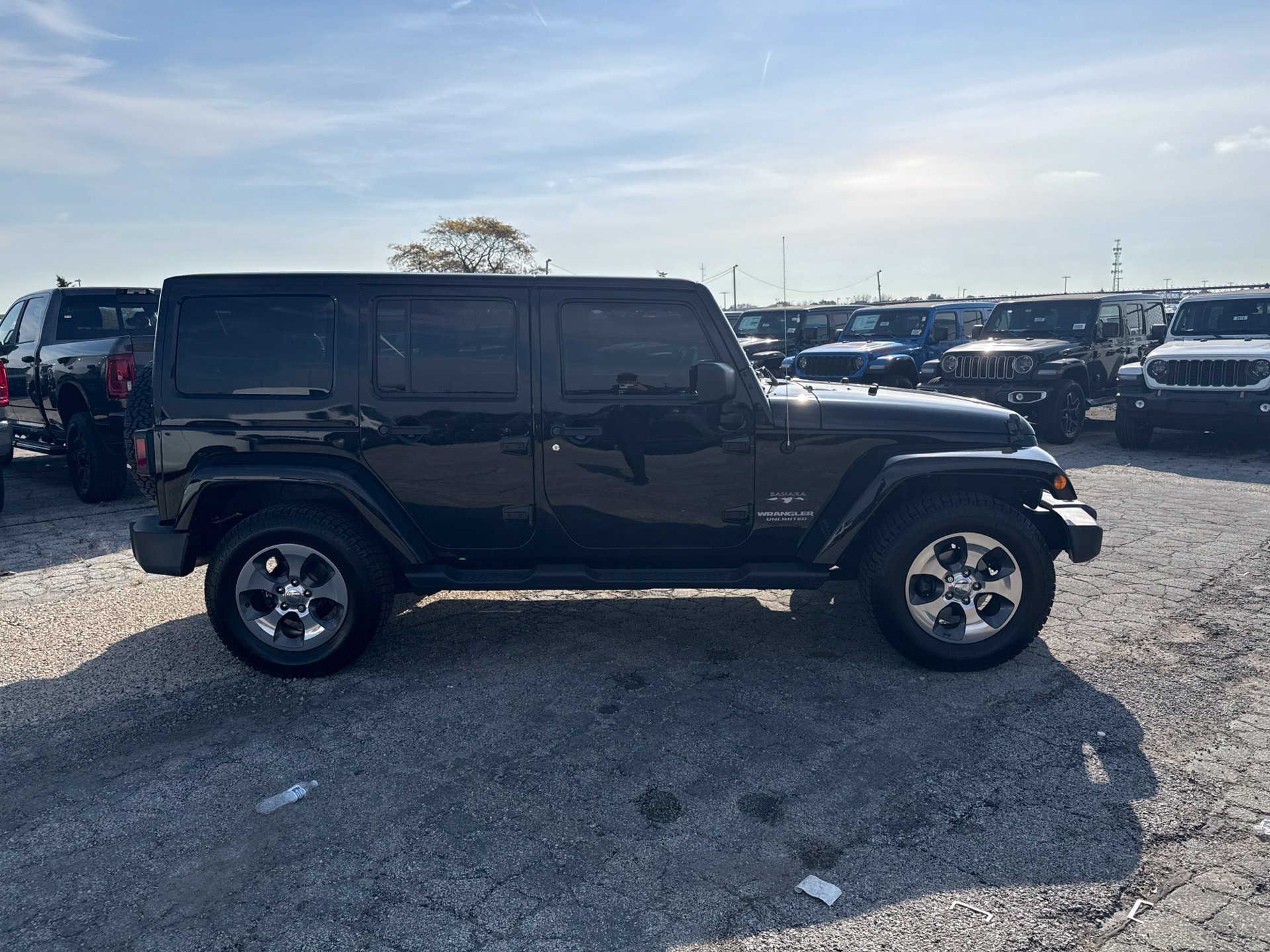Used 2016 Jeep Wrangler Unlimited Sahara w/ Connectivity Group AWD/4WD image 5