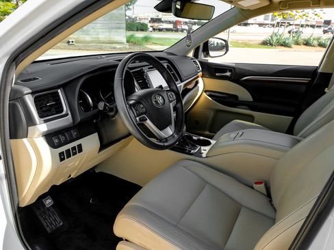 Used 2019 Toyota Highlander Limited FWD image 3