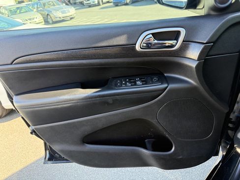 Used 2018 Jeep Grand Cherokee Altitude image 17