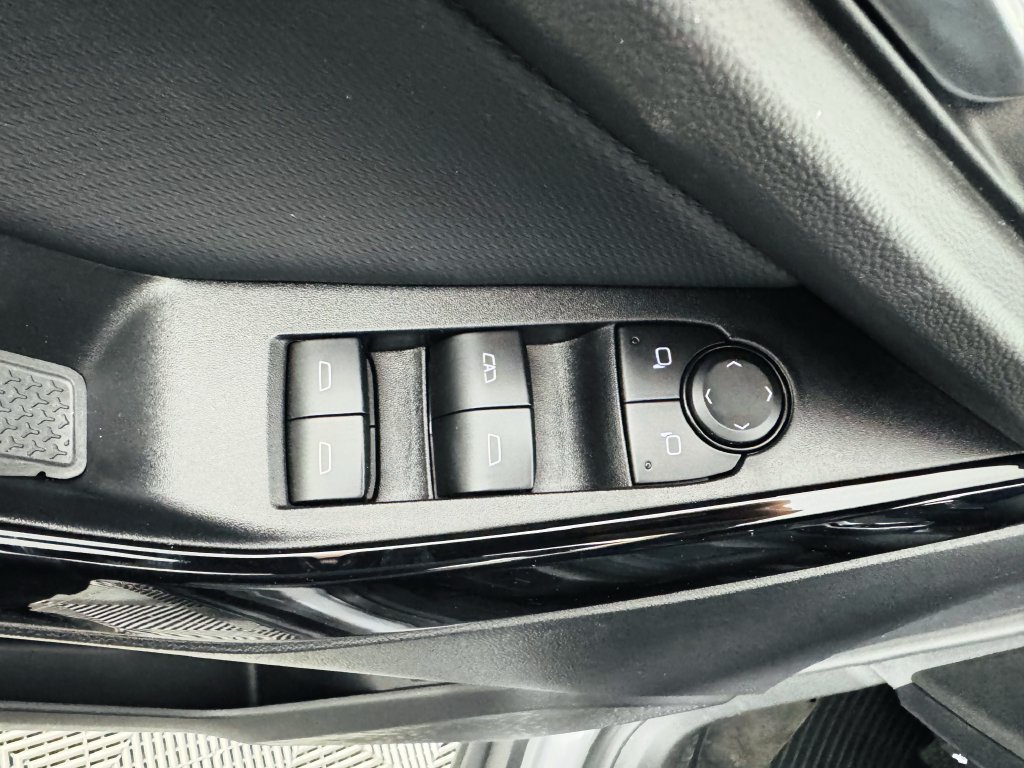 Used 2026 Chevrolet Equinox LT w/ Convenience Package II FWD image 8