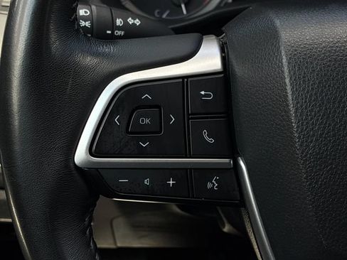 Used 2024 Toyota Highlander LE FWD image 23