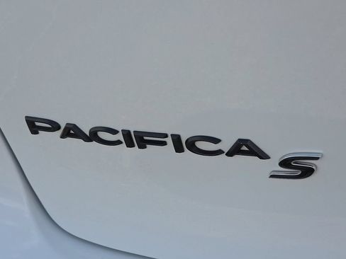 Used 2025 Chrysler Pacifica Limited FWD image 17