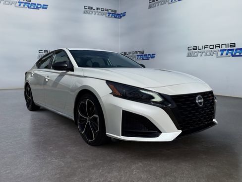 Used 2023 Nissan Altima 2.5 SR w/ SR Premium Package image 3