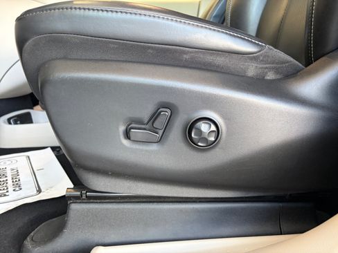 Used 2023 Chrysler Pacifica Touring-L FWD image 13
