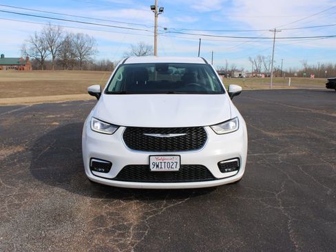 Used 2023 Chrysler Pacifica Touring-L image 3