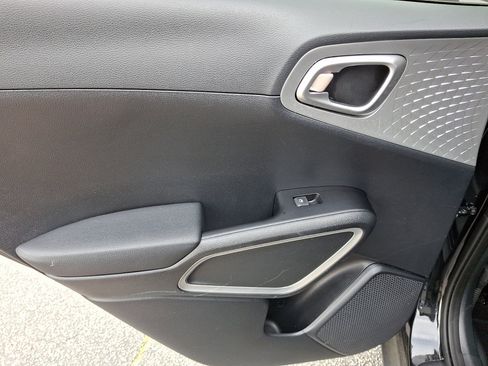 Used 2023 Kia Soul LX w/ Option Group 015 FWD image 19
