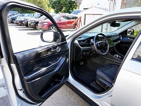 Used 2023 Jeep Grand Cherokee Laredo RWD image 35