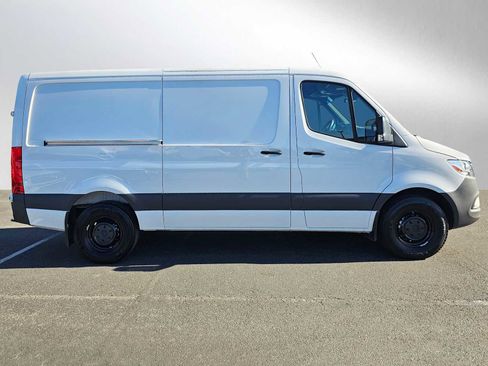Used 2025 Mercedes-Benz Sprinter 2500 image 2