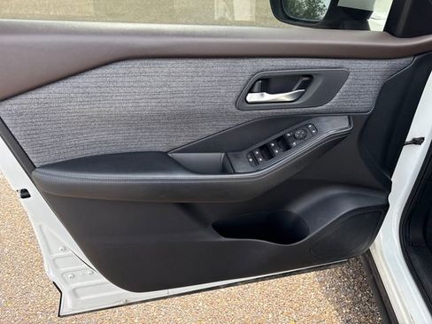 Certified 2023 Nissan Rogue SV FWD image 10