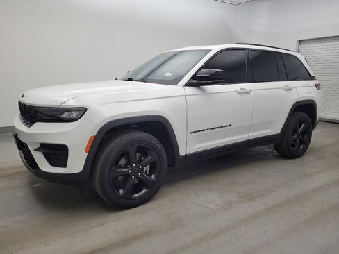 Used 2023 Jeep Grand Cherokee Altitude AWD/4WD image 2