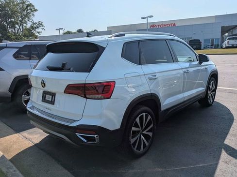 Used 2022 Volkswagen Taos SE FWD image 3