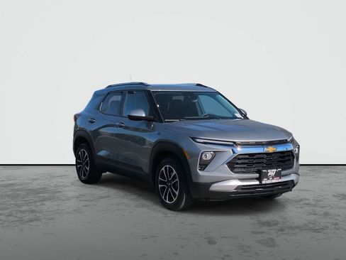 Used 2025 Chevrolet TrailBlazer LT FWD image 2