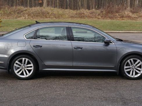 Used 2017 Volkswagen Passat 1.8T SE FWD image 6