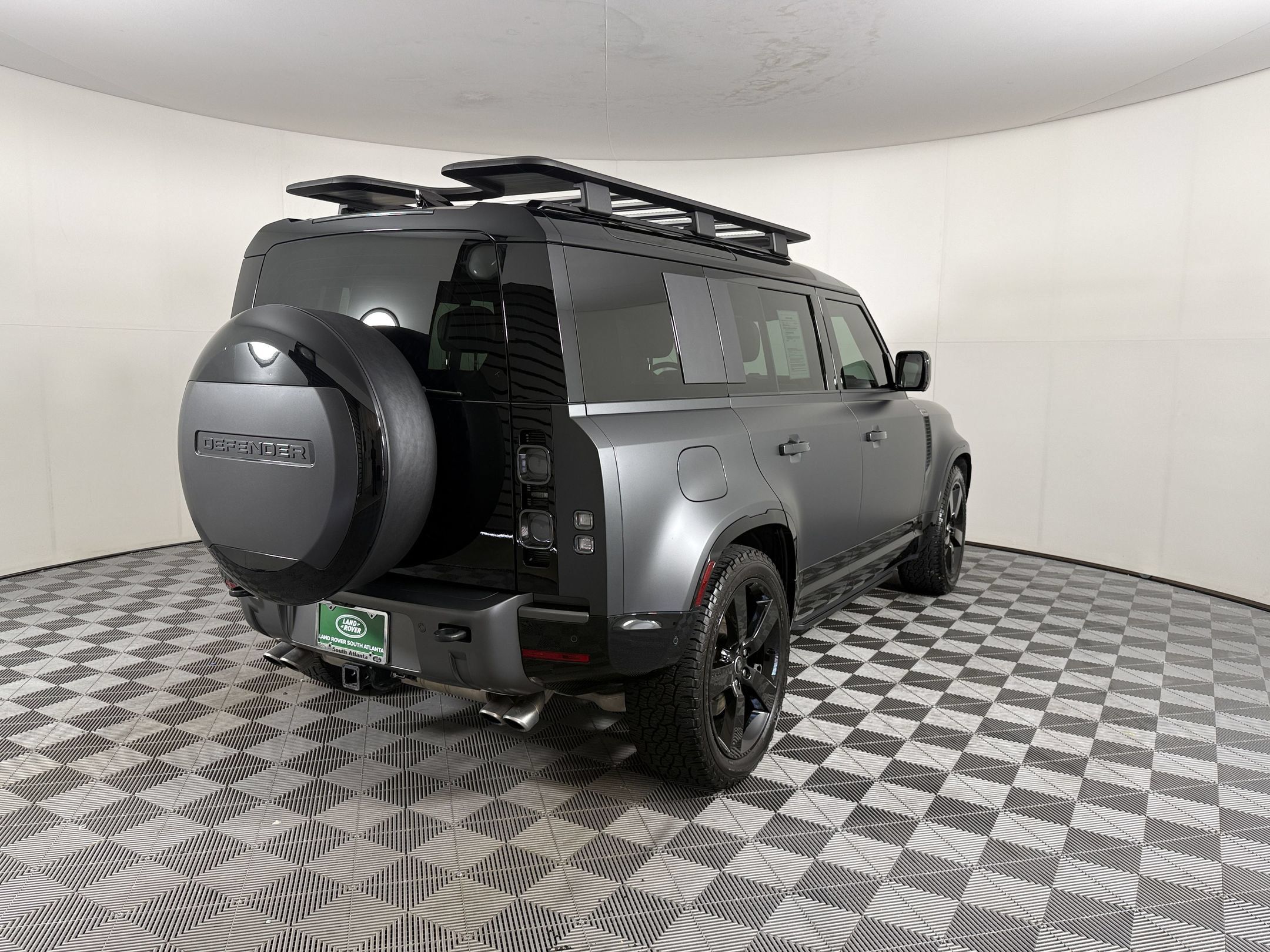 Used 2025 Land Rover Defender 110 V8 AWD/4WD image 9