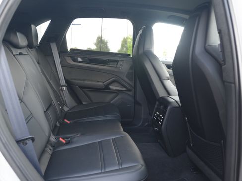 Certified 2026 Porsche Cayenne GTS AWD/4WD image 32