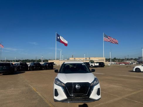 Certified 2023 Nissan Kicks S FWD image 3