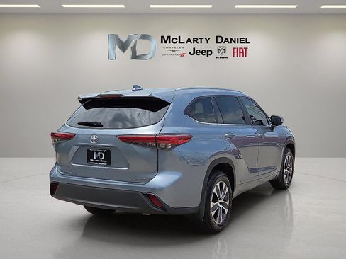 Used 2023 Toyota Highlander XLE AWD/4WD image 5