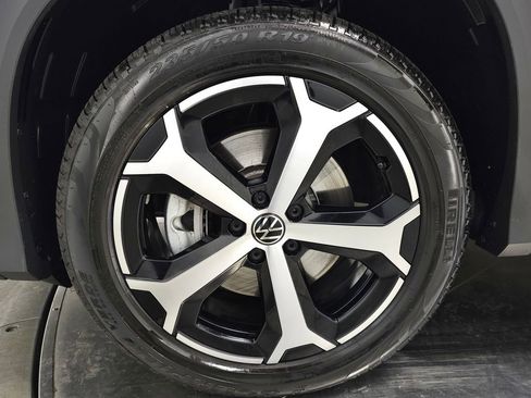Used 2025 Volkswagen Tiguan SE AWD/4WD image 14