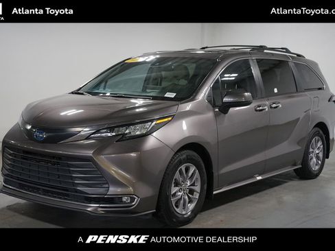 Used 2023 Toyota Sienna XLE FWD image 1