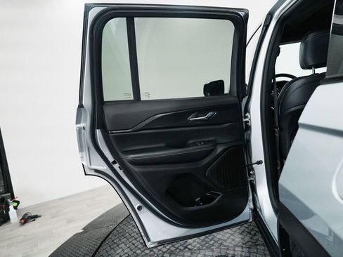 Used 2023 Jeep Grand Cherokee Altitude AWD/4WD image 13
