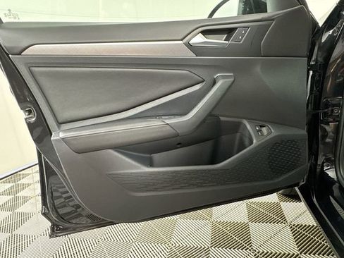 Used 2024 Volkswagen Jetta SE image 3