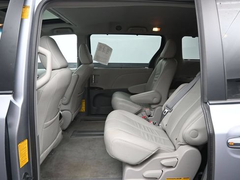 Used 2014 Toyota Sienna XLE FWD image 19