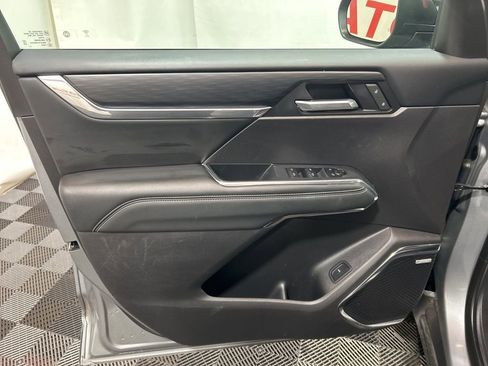 Used 2025 GMC Acadia Elevation image 27