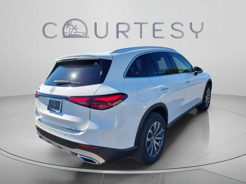 Used 2026 Mercedes-Benz GLC 300 image 4