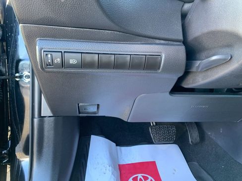 Used 2025 Toyota Corolla SE image 32