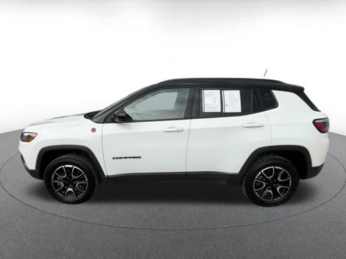 Used 2025 Jeep Compass Trailhawk AWD/4WD image 7