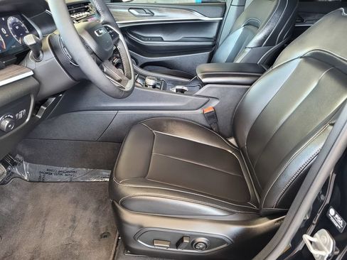 Used 2025 Jeep Grand Cherokee Limited AWD/4WD image 10