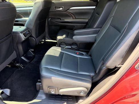 Used 2018 Toyota Highlander XLE AWD/4WD image 13