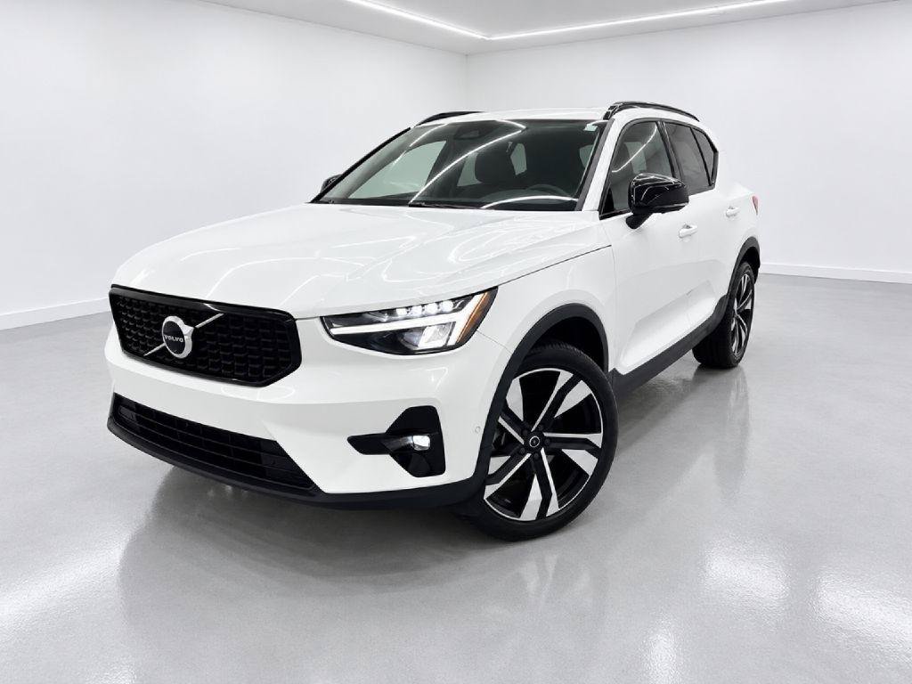 Used 2024 Volvo XC40 B5 Plus w/ Protection Package Premier AWD/4WD image 7