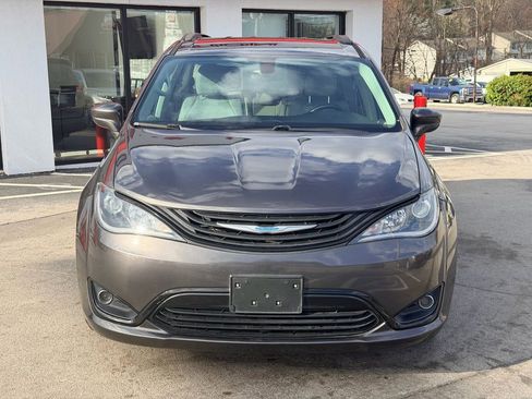 Used 2018 Chrysler Pacifica Touring-L image 10