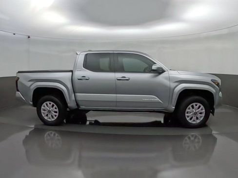 Certified 2025 Toyota Tacoma SR5 AWD/4WD image 11