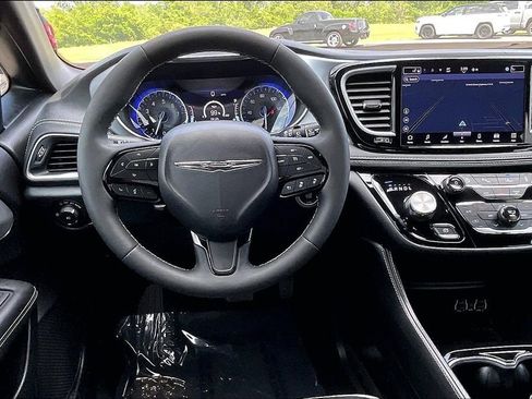 Used 2025 Chrysler Pacifica Limited FWD image 10