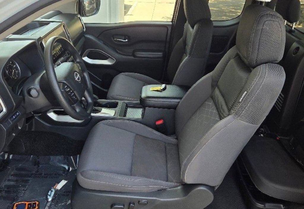 Used 2025 Nissan Frontier SV RWD image 4