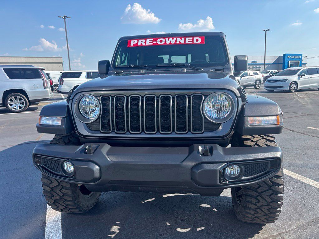 Used 2025 Jeep Gladiator Sport AWD/4WD image 2