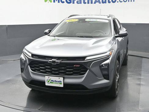 Used 2025 Chevrolet Trax RS w/ Driver Confidence Package FWD image 21
