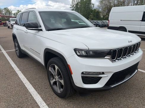 Used 2023 Jeep Grand Cherokee Limited w/ Luxury Tech Group II AWD/4WD image 2