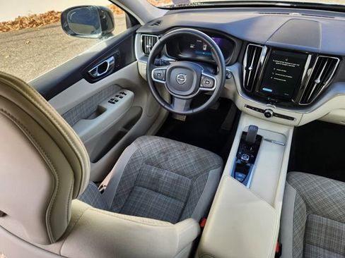 Certified 2022 Volvo XC60 B5 Momentum image 11