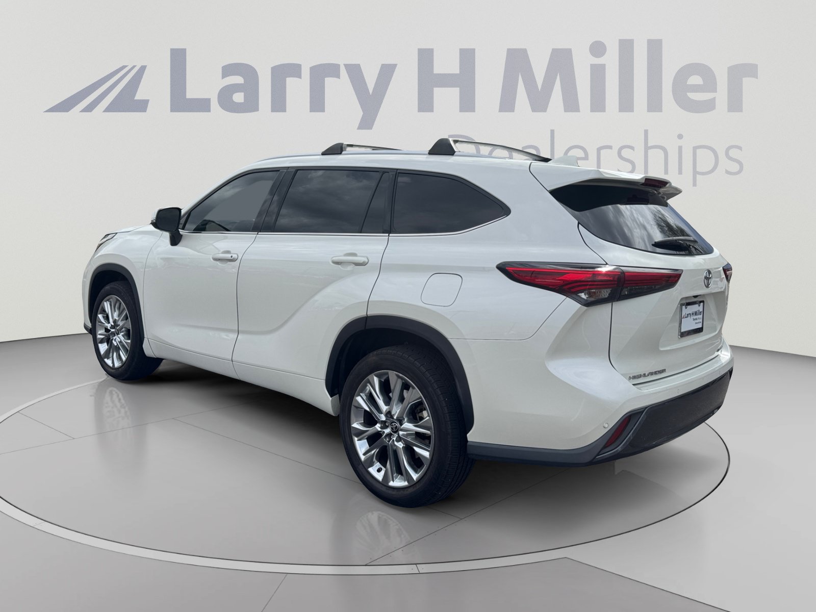 Used 2021 Toyota Highlander Limited FWD image 3
