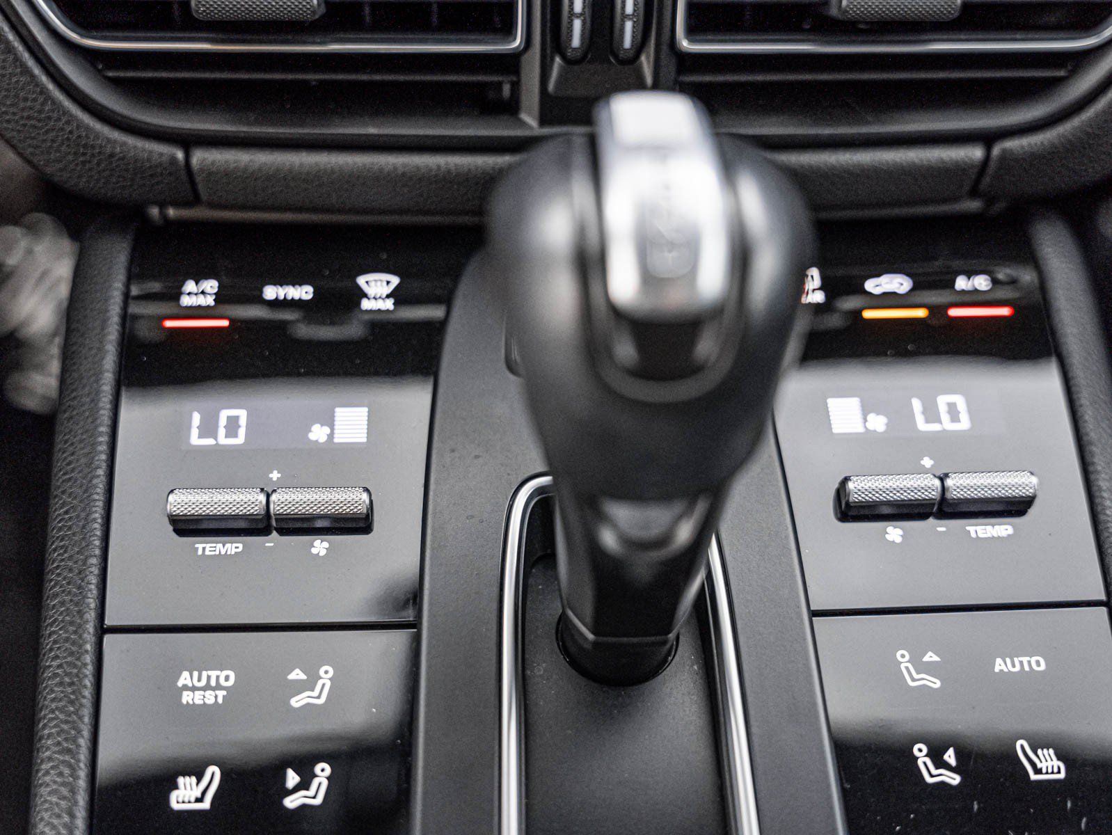 Certified 2023 Porsche Macan AWD/4WD image 21