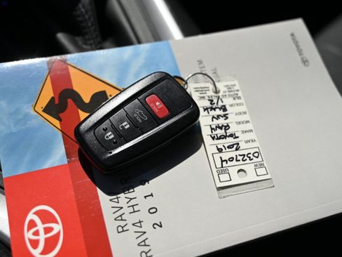Used 2019 Toyota RAV4 XLE AWD/4WD image 31