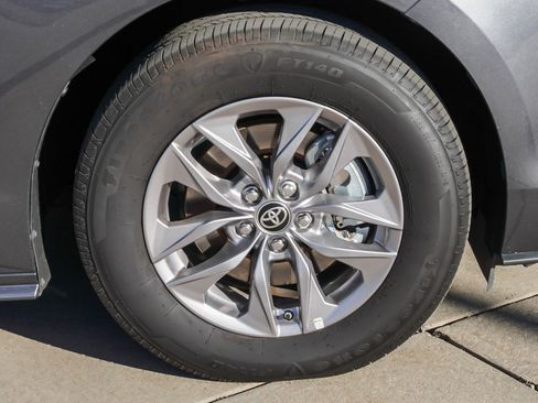 Used 2025 Toyota Sienna XLE image 10