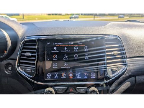 Used 2019 Jeep Grand Cherokee Altitude image 26